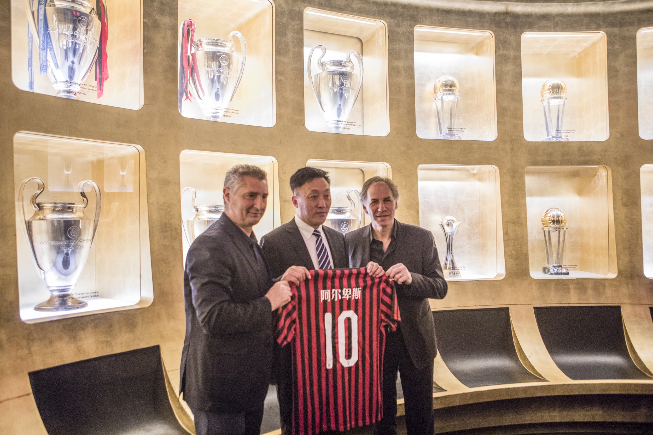 而是由控球 而是由控球